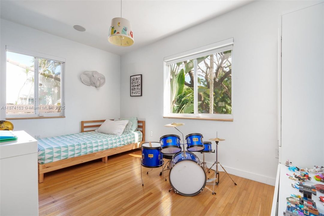 合同活跃: $1,950,000 (3 贝兹, 2 浴室, 1939 平方英尺)