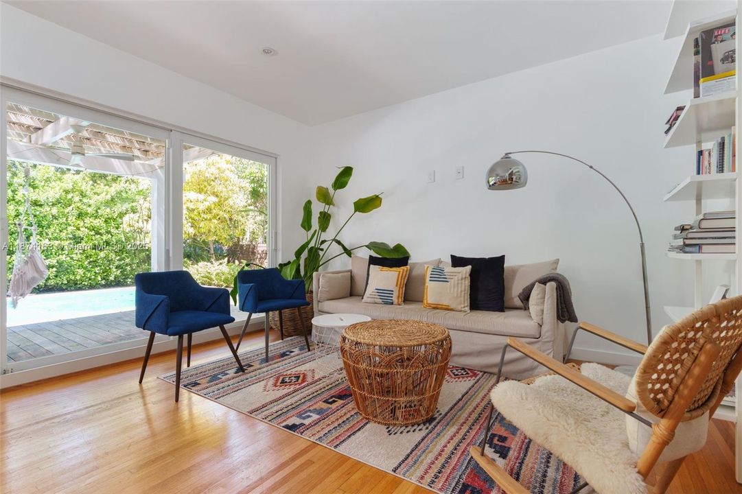 合同活跃: $1,950,000 (3 贝兹, 2 浴室, 1939 平方英尺)