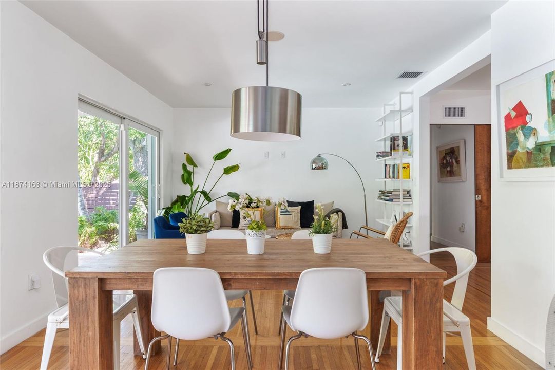 合同活跃: $1,950,000 (3 贝兹, 2 浴室, 1939 平方英尺)