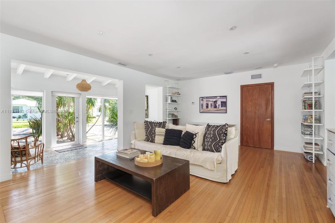 合同活跃: $1,950,000 (3 贝兹, 2 浴室, 1939 平方英尺)