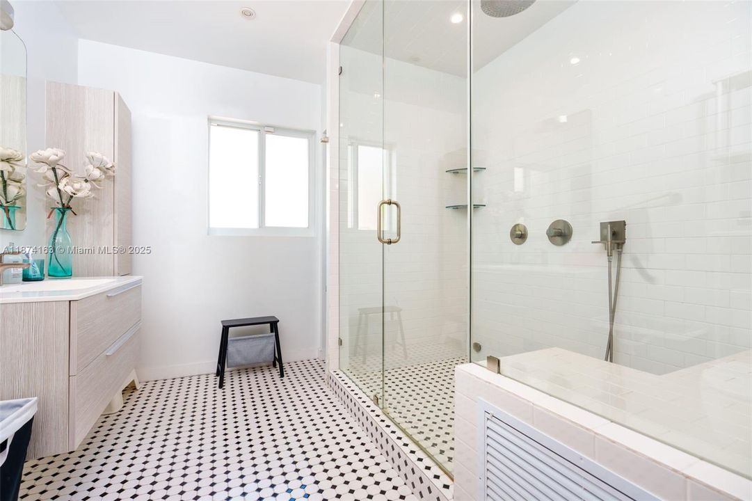 合同活跃: $1,950,000 (3 贝兹, 2 浴室, 1939 平方英尺)