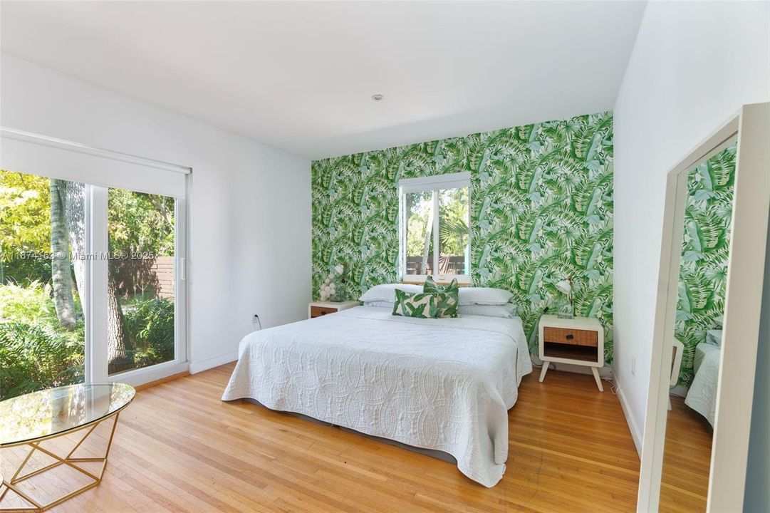 合同活跃: $1,950,000 (3 贝兹, 2 浴室, 1939 平方英尺)