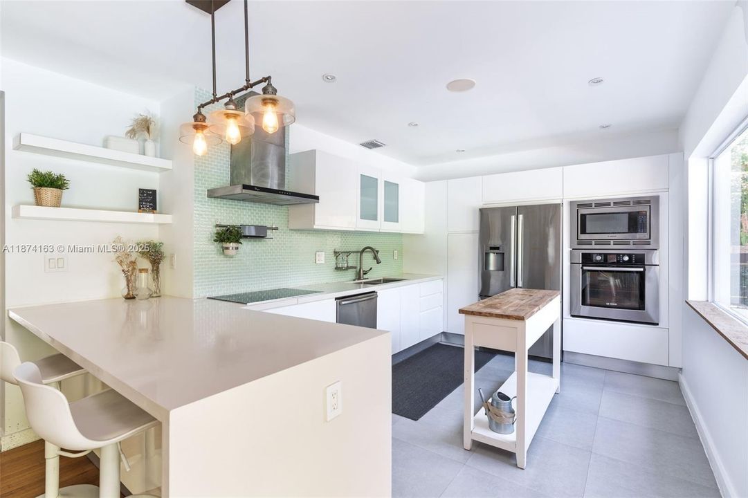 合同活跃: $1,950,000 (3 贝兹, 2 浴室, 1939 平方英尺)