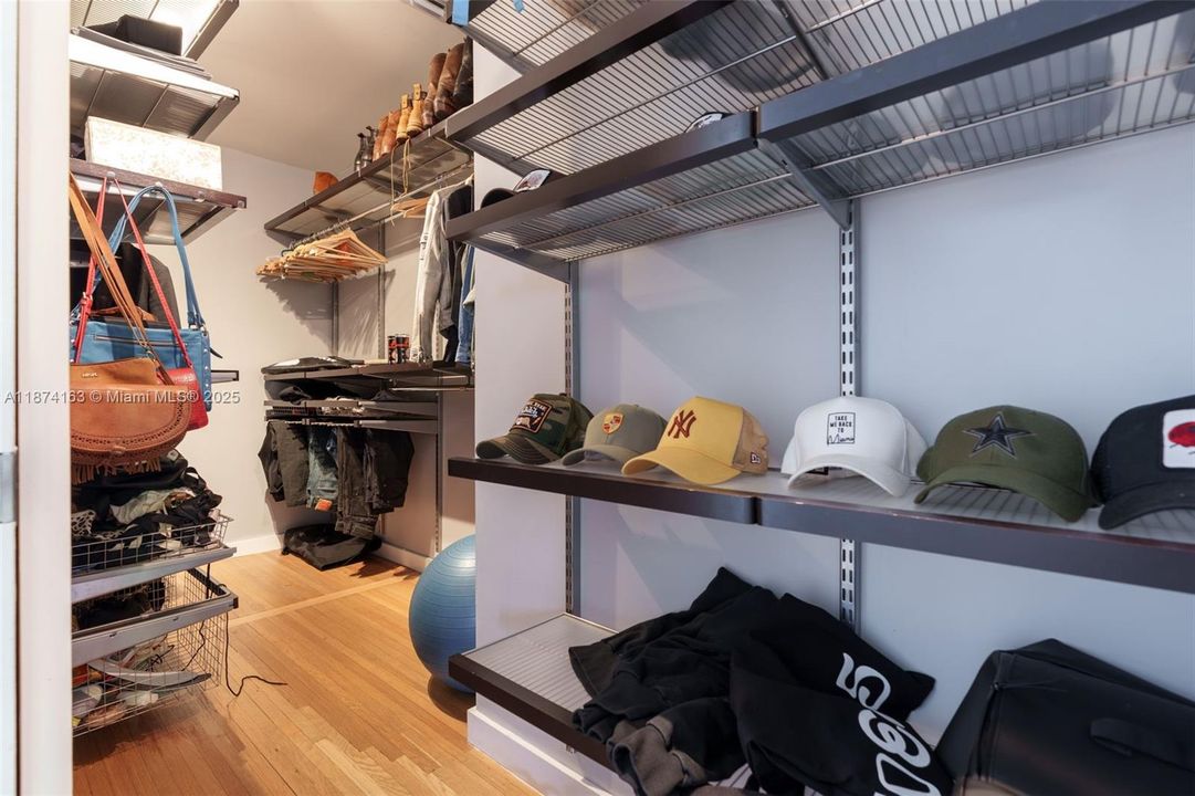 合同活跃: $1,950,000 (3 贝兹, 2 浴室, 1939 平方英尺)