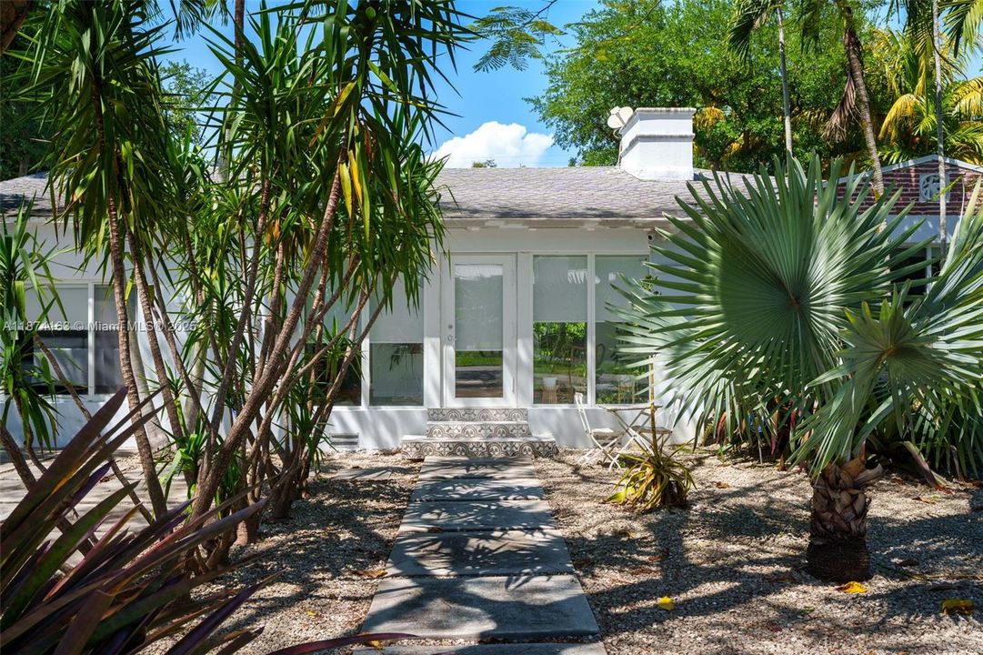 合同活跃: $1,950,000 (3 贝兹, 2 浴室, 1939 平方英尺)