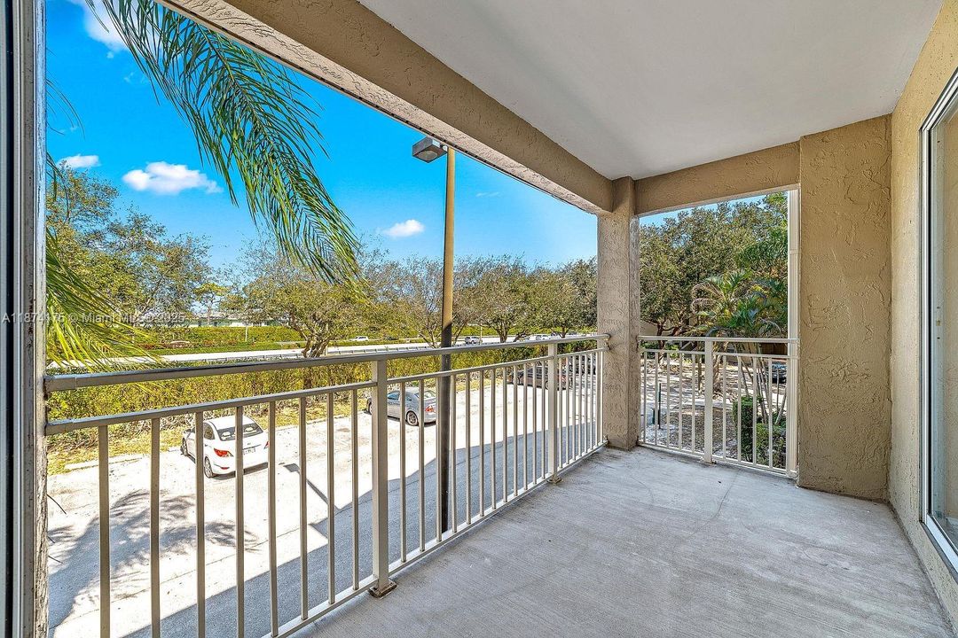 合同活跃: $1,900 (1 贝兹, 1 浴室, 636 平方英尺)