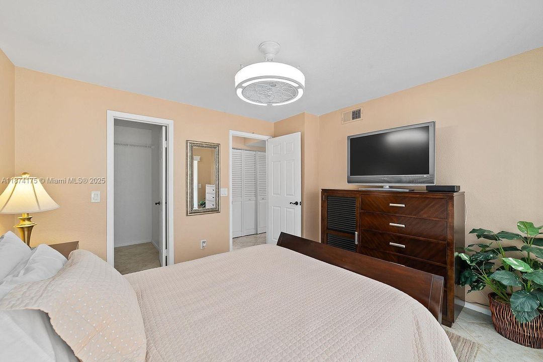 合同活跃: $1,900 (1 贝兹, 1 浴室, 636 平方英尺)