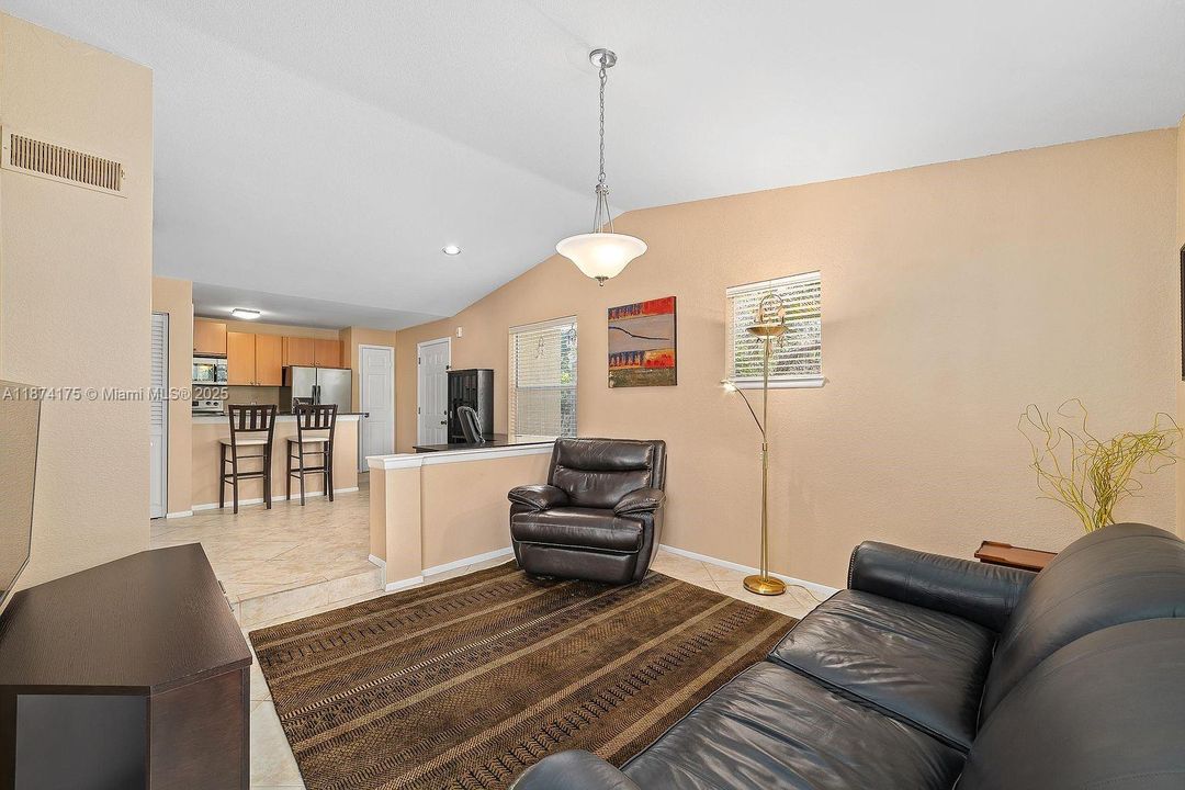 合同活跃: $1,900 (1 贝兹, 1 浴室, 636 平方英尺)