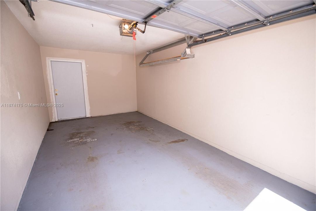 合同活跃: $1,900 (1 贝兹, 1 浴室, 636 平方英尺)