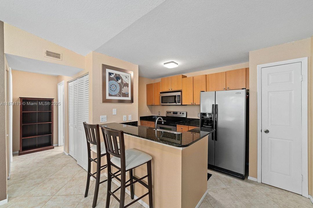 合同活跃: $1,900 (1 贝兹, 1 浴室, 636 平方英尺)