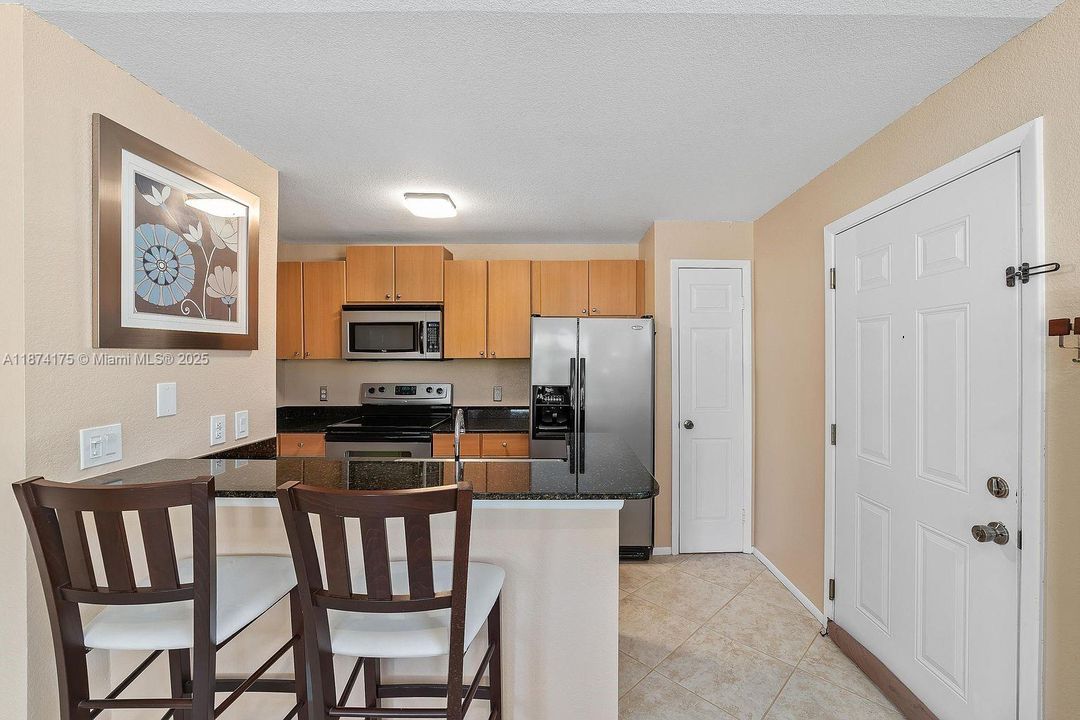 合同活跃: $1,900 (1 贝兹, 1 浴室, 636 平方英尺)