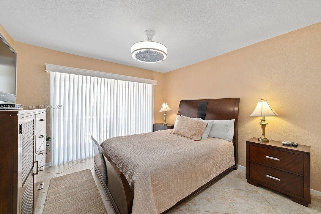 合同活跃: $1,900 (1 贝兹, 1 浴室, 636 平方英尺)