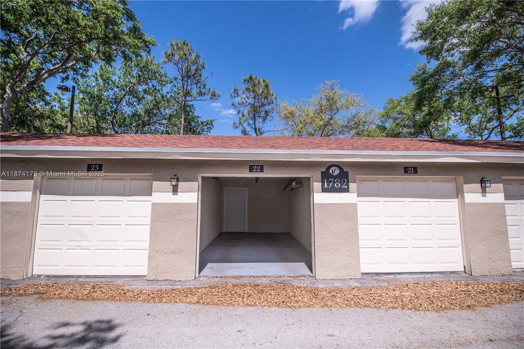 合同活跃: $1,900 (1 贝兹, 1 浴室, 636 平方英尺)