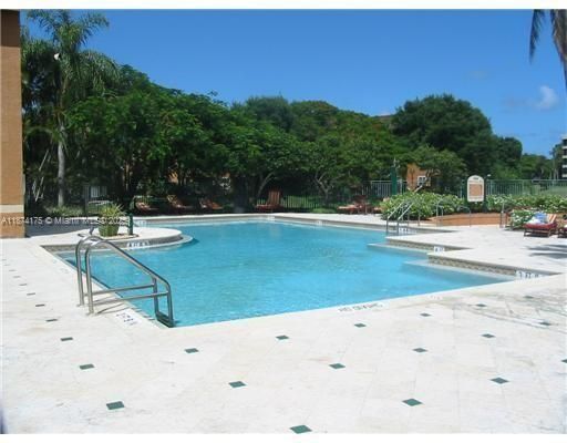 合同活跃: $1,900 (1 贝兹, 1 浴室, 636 平方英尺)