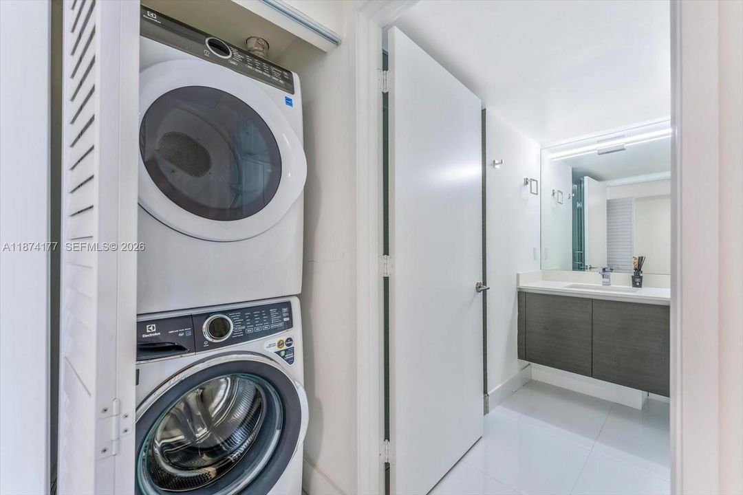 For Sale: $980,000 (2 beds, 3 baths, 1524 Square Feet)