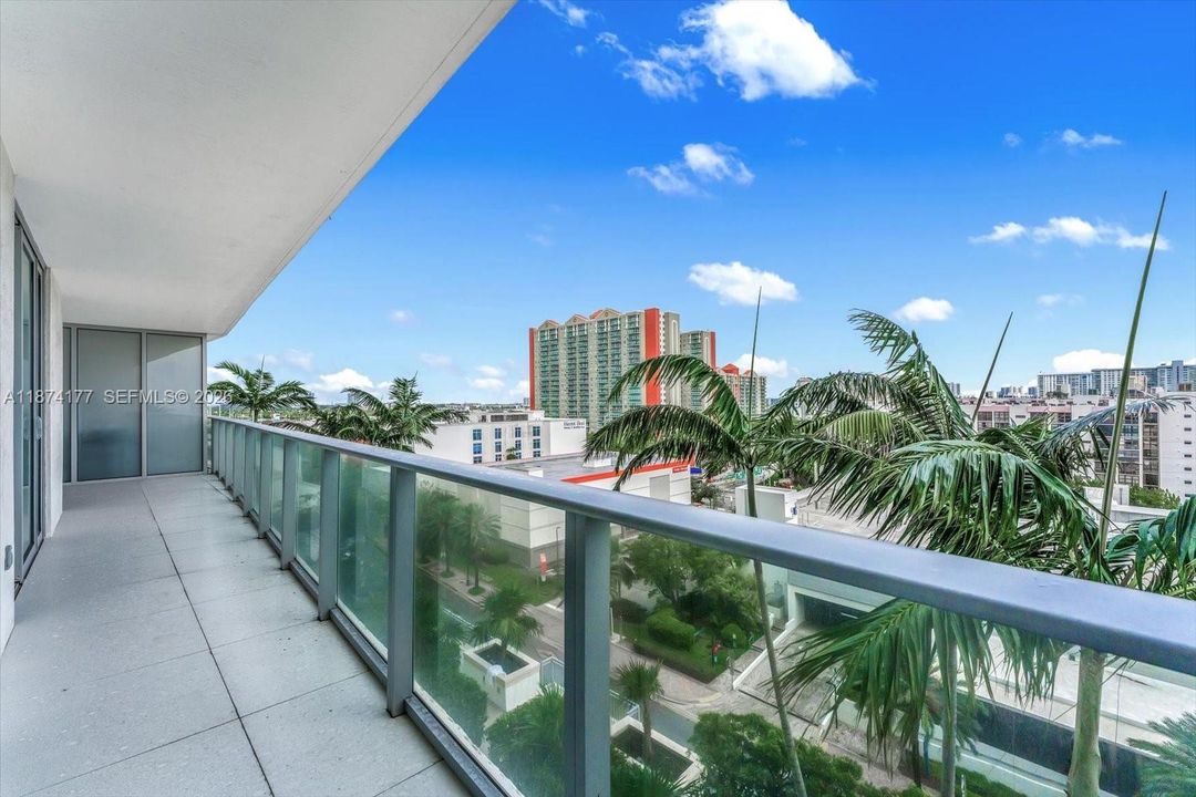 For Sale: $980,000 (2 beds, 3 baths, 1524 Square Feet)