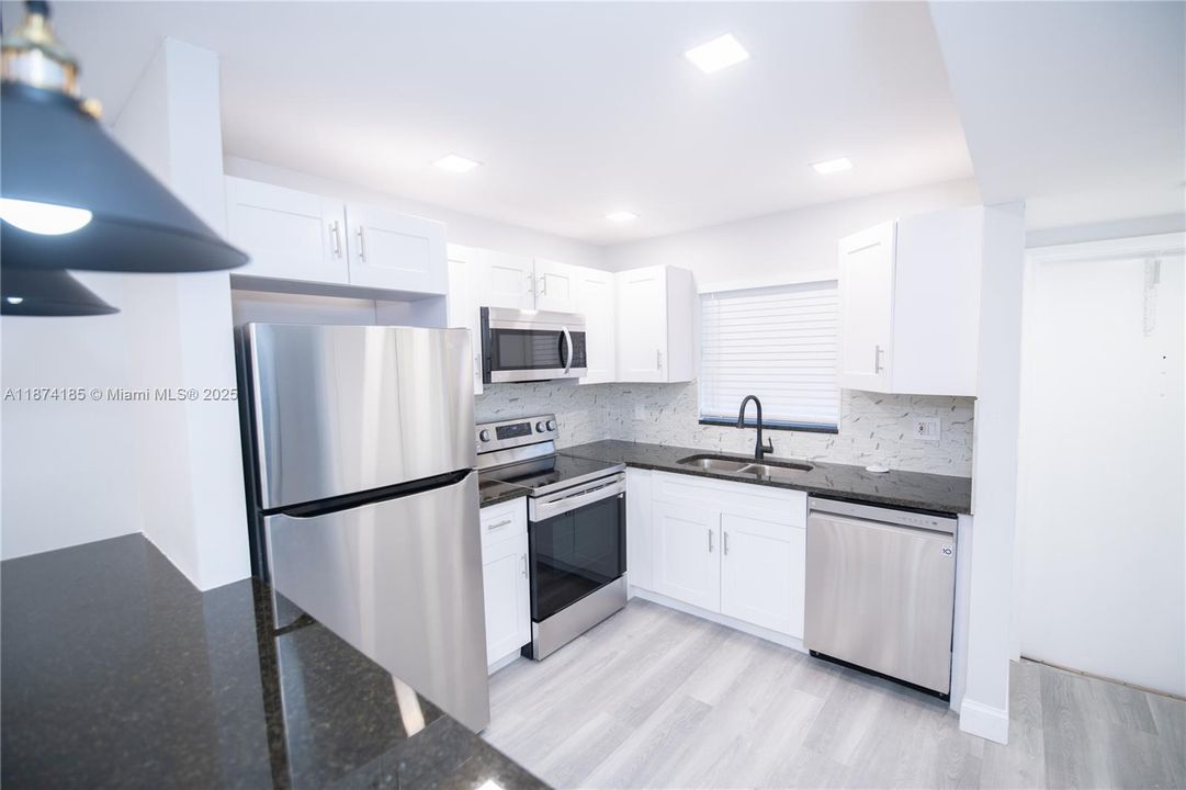 Active With Contract: $1,850 (1 beds, 1 baths, 687 Square Feet)