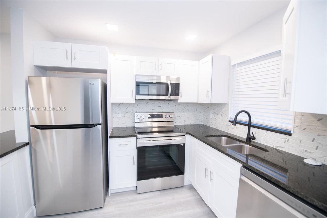 Active With Contract: $1,850 (1 beds, 1 baths, 687 Square Feet)