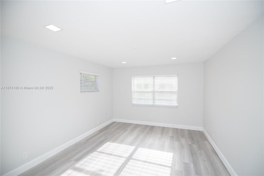 Active With Contract: $1,850 (1 beds, 1 baths, 687 Square Feet)