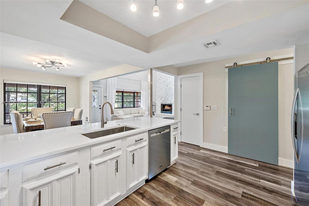 最近租的: $4,000 (3 贝兹, 2 浴室, 2000 平方英尺)