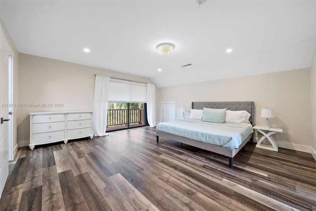 最近租的: $4,000 (3 贝兹, 2 浴室, 2000 平方英尺)