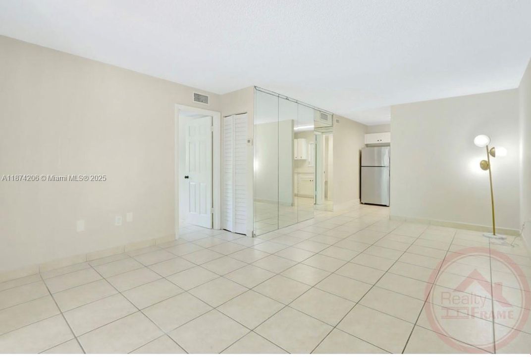 待售: $230,000 (2 贝兹, 1 浴室, 748 平方英尺)