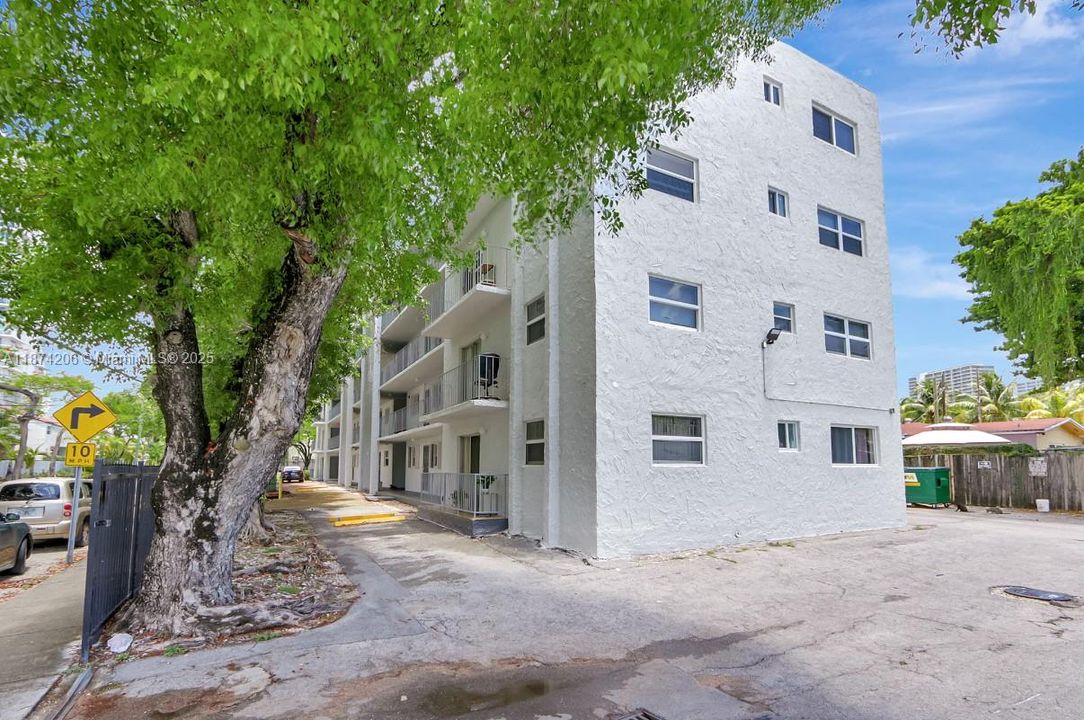 待售: $230,000 (2 贝兹, 1 浴室, 748 平方英尺)