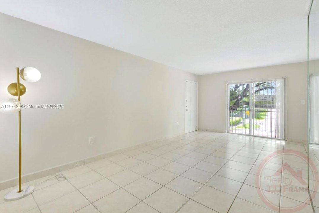 待售: $230,000 (2 贝兹, 1 浴室, 748 平方英尺)