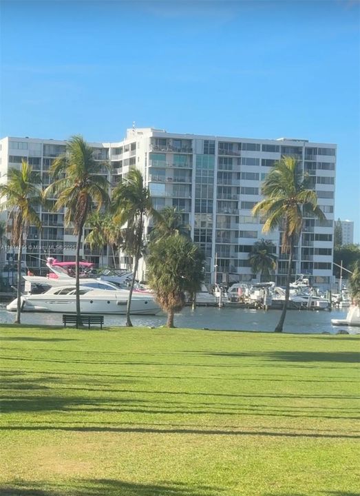 待售: $230,000 (2 贝兹, 1 浴室, 748 平方英尺)