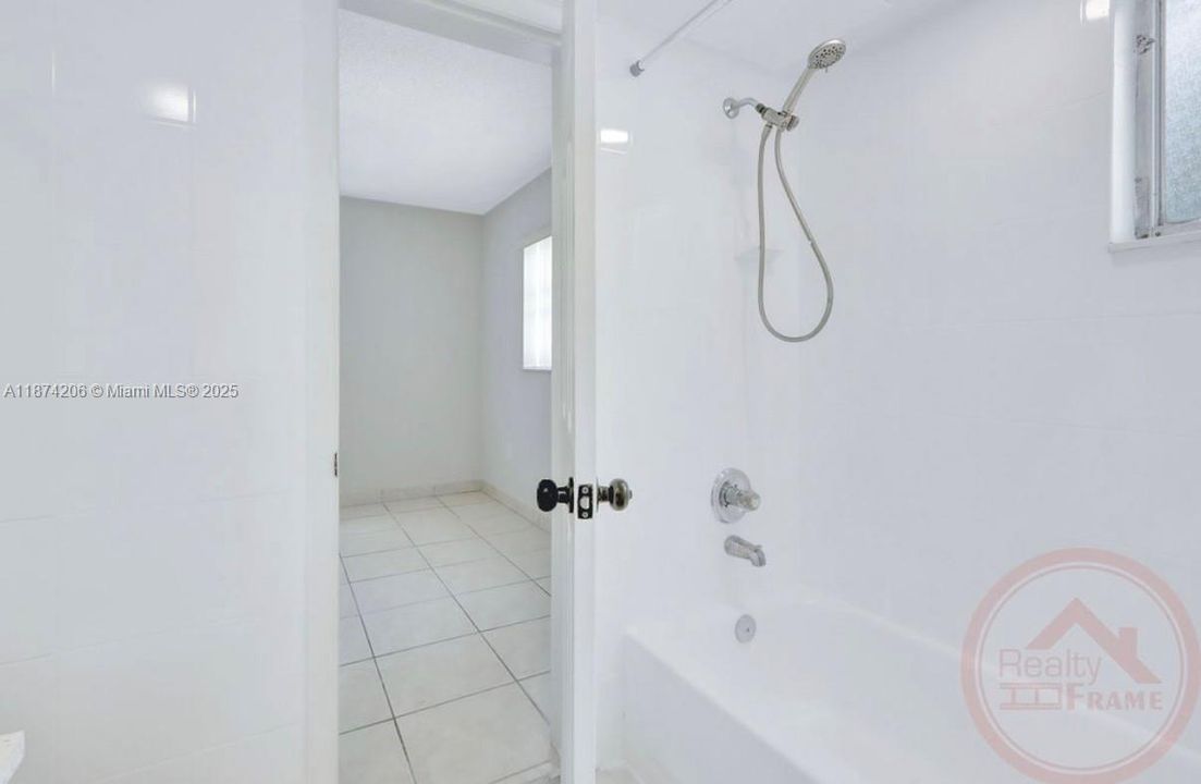 待售: $230,000 (2 贝兹, 1 浴室, 748 平方英尺)