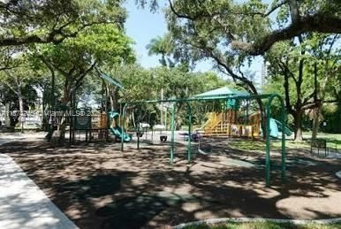 待售: $230,000 (2 贝兹, 1 浴室, 748 平方英尺)