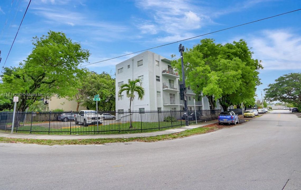 待售: $230,000 (2 贝兹, 1 浴室, 748 平方英尺)