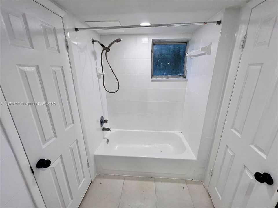 待售: $230,000 (2 贝兹, 1 浴室, 748 平方英尺)