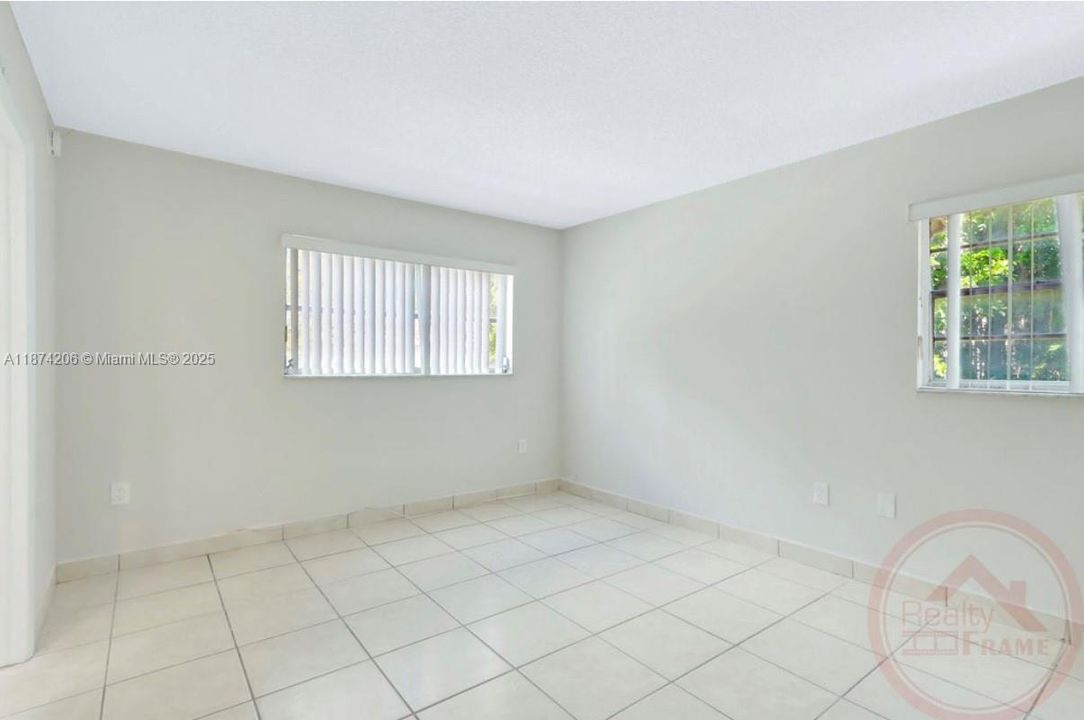 待售: $230,000 (2 贝兹, 1 浴室, 748 平方英尺)