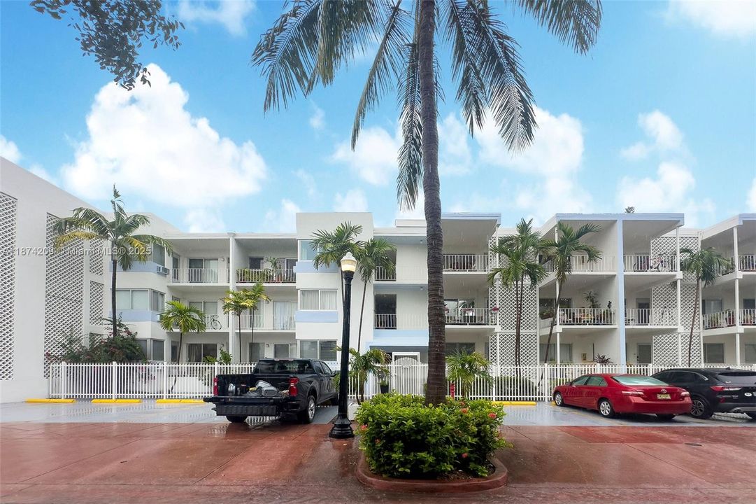 For Sale: $319,000 (1 beds, 1 baths, 790 Square Feet)