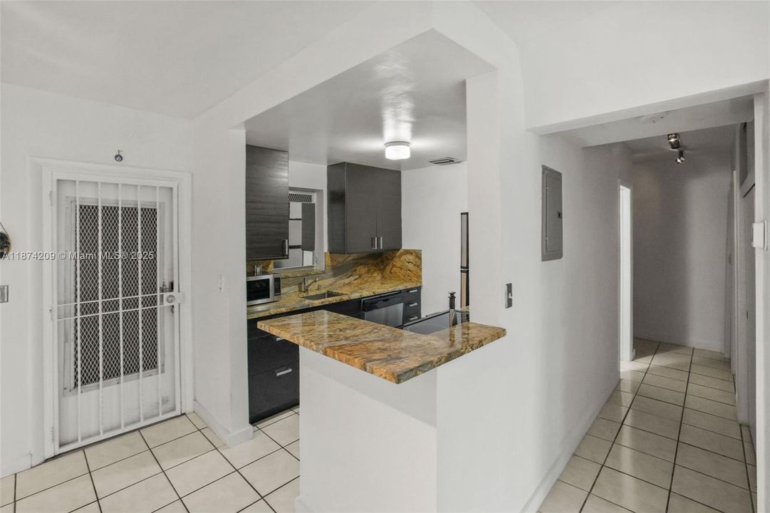 For Sale: $319,000 (1 beds, 1 baths, 790 Square Feet)