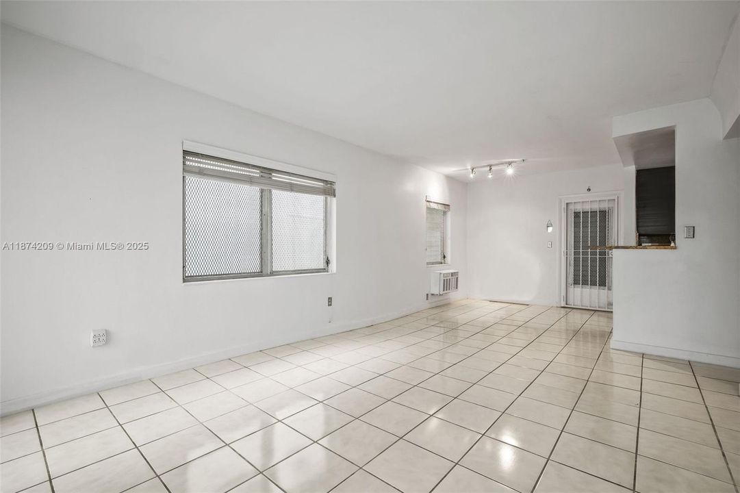 For Sale: $319,000 (1 beds, 1 baths, 790 Square Feet)