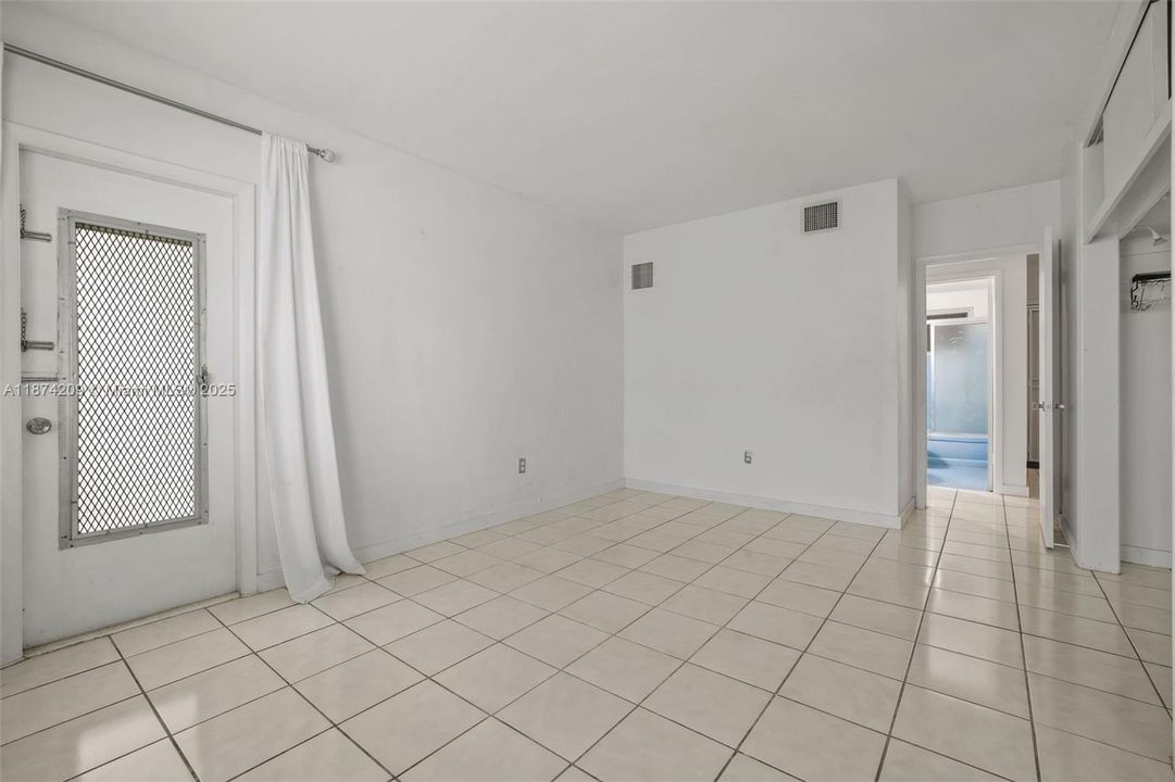 For Sale: $319,000 (1 beds, 1 baths, 790 Square Feet)