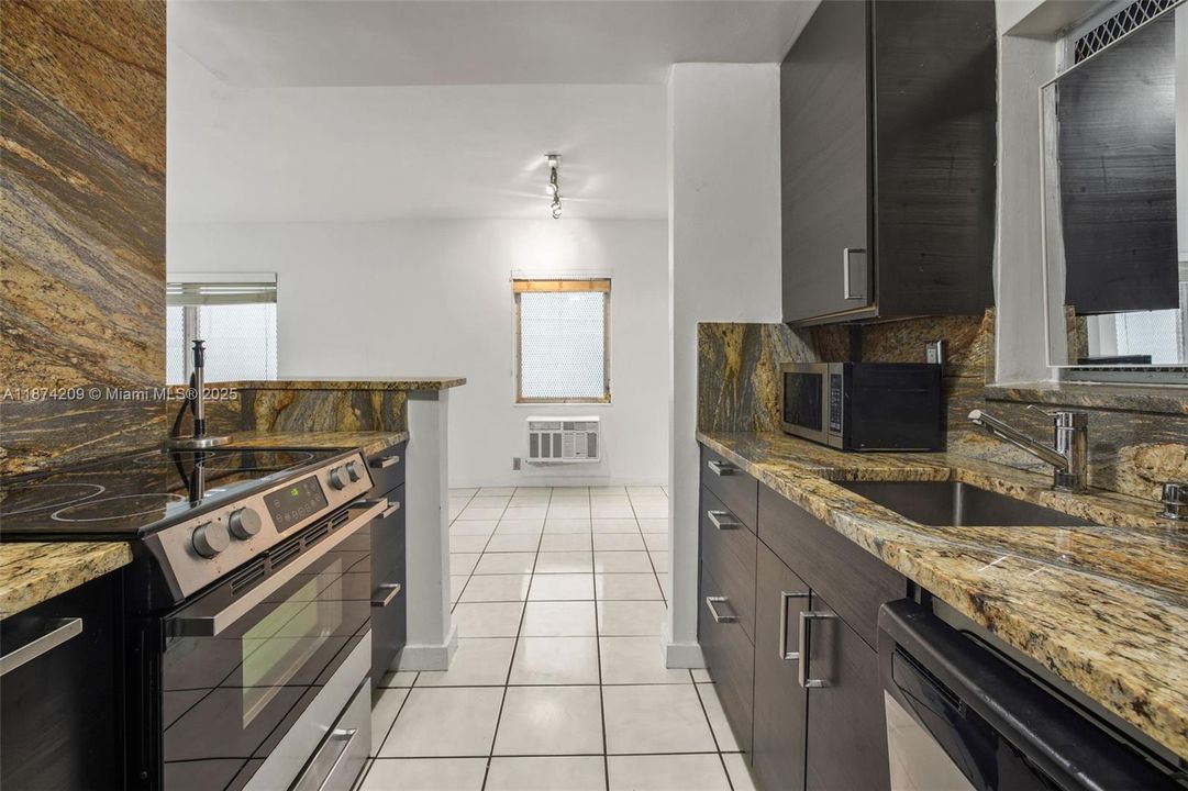 For Sale: $319,000 (1 beds, 1 baths, 790 Square Feet)