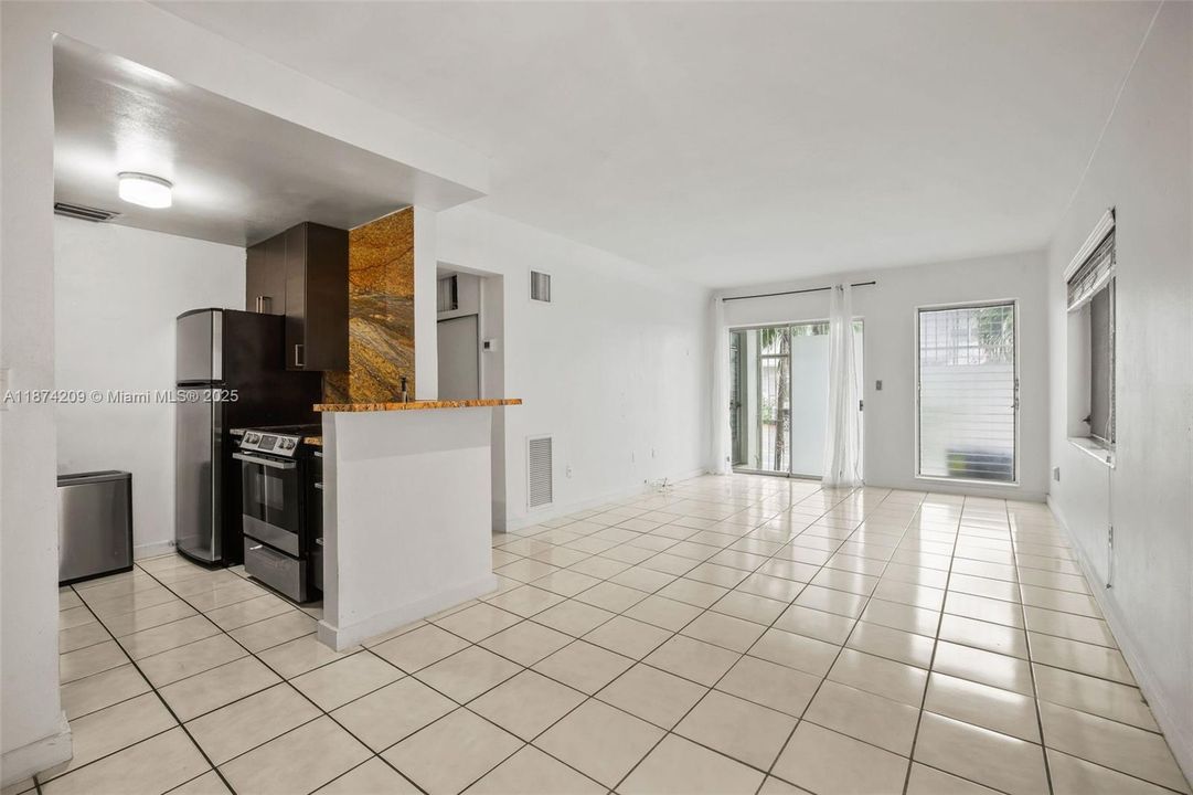 For Sale: $319,000 (1 beds, 1 baths, 790 Square Feet)