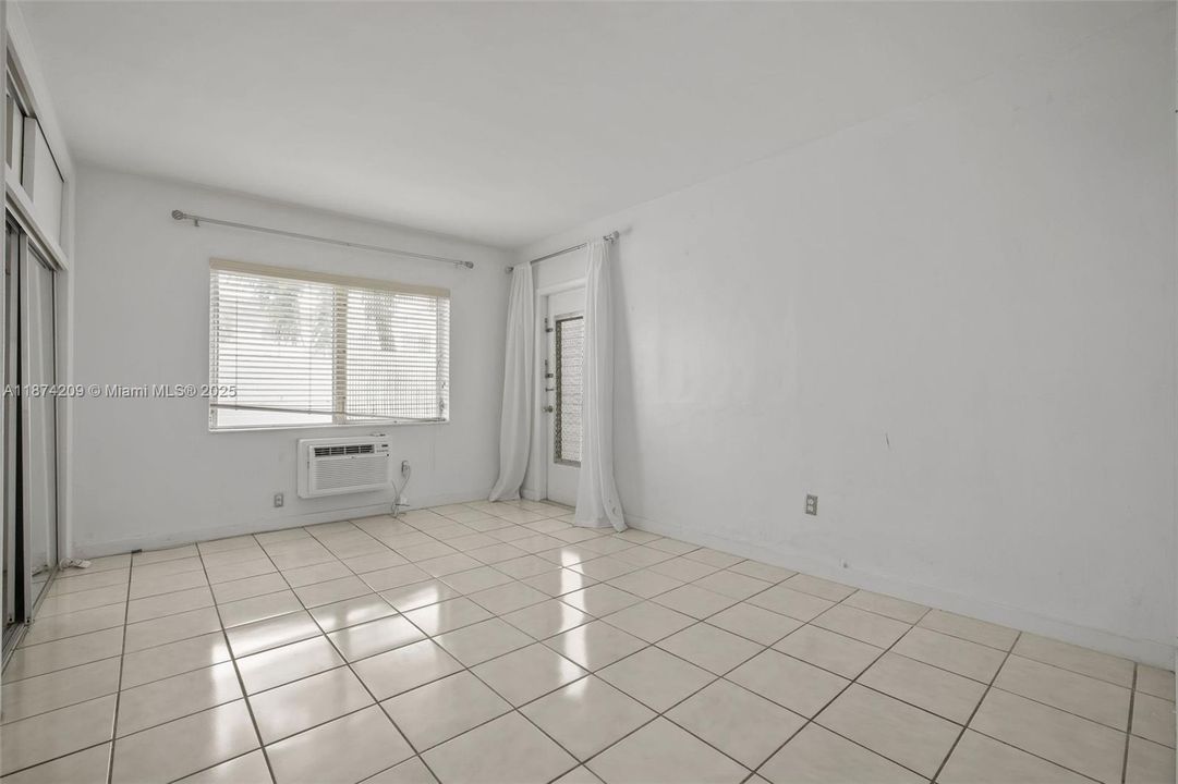 For Sale: $319,000 (1 beds, 1 baths, 790 Square Feet)