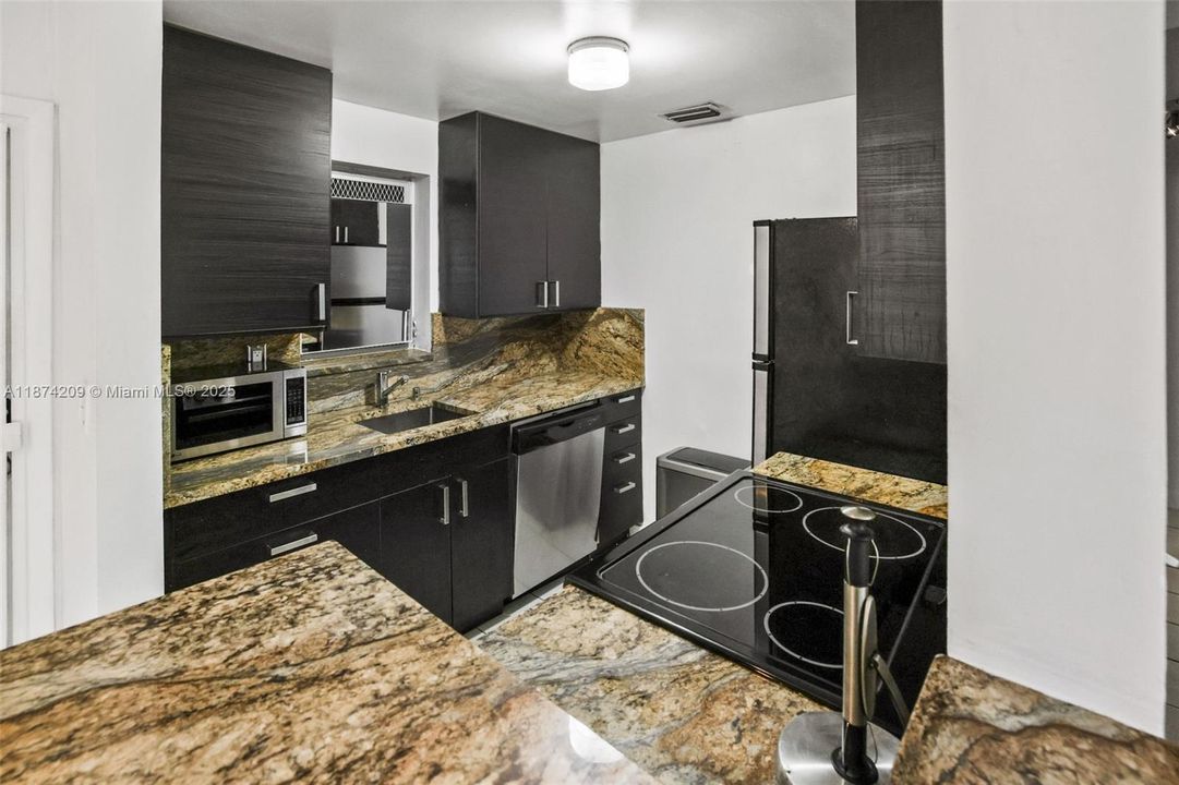 For Sale: $319,000 (1 beds, 1 baths, 790 Square Feet)