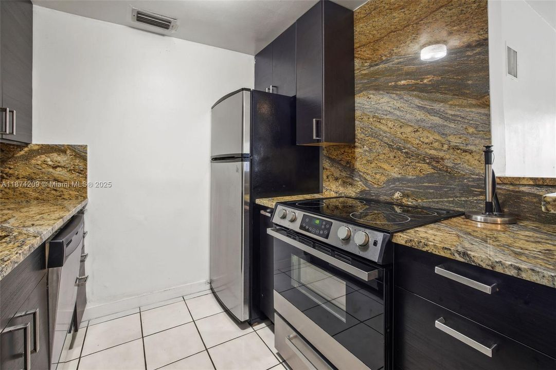 For Sale: $319,000 (1 beds, 1 baths, 790 Square Feet)