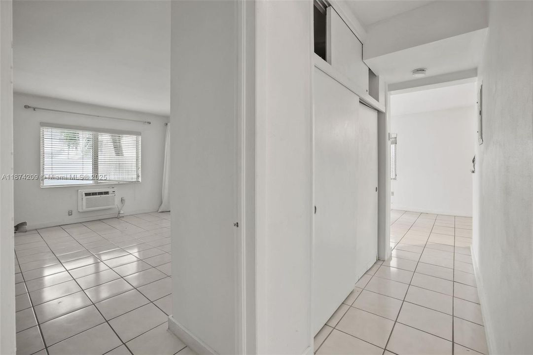 For Sale: $319,000 (1 beds, 1 baths, 790 Square Feet)