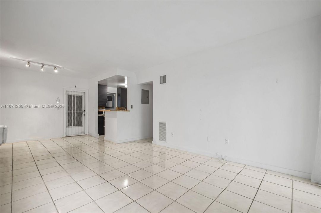 For Sale: $319,000 (1 beds, 1 baths, 790 Square Feet)