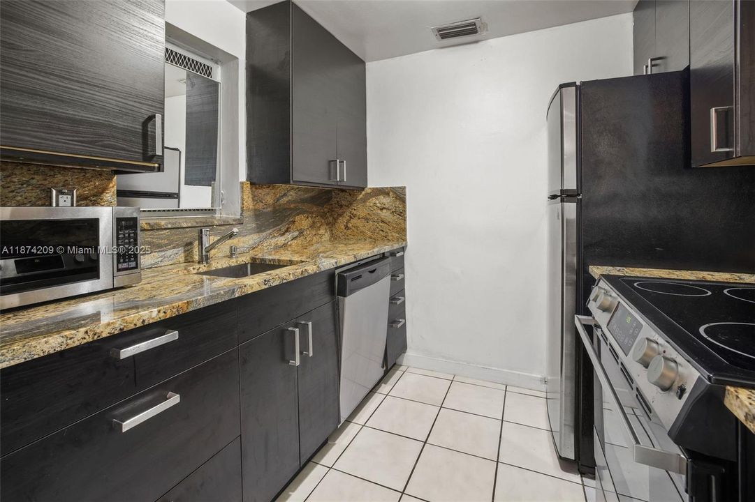 For Sale: $319,000 (1 beds, 1 baths, 790 Square Feet)