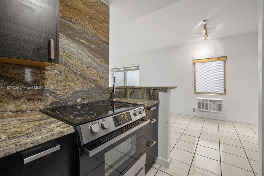 For Sale: $319,000 (1 beds, 1 baths, 790 Square Feet)