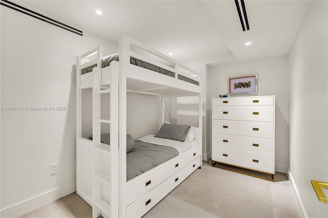 Activo con contrato: $11,950 (3 camas, 2 baños, 1735 Pies cuadrados)