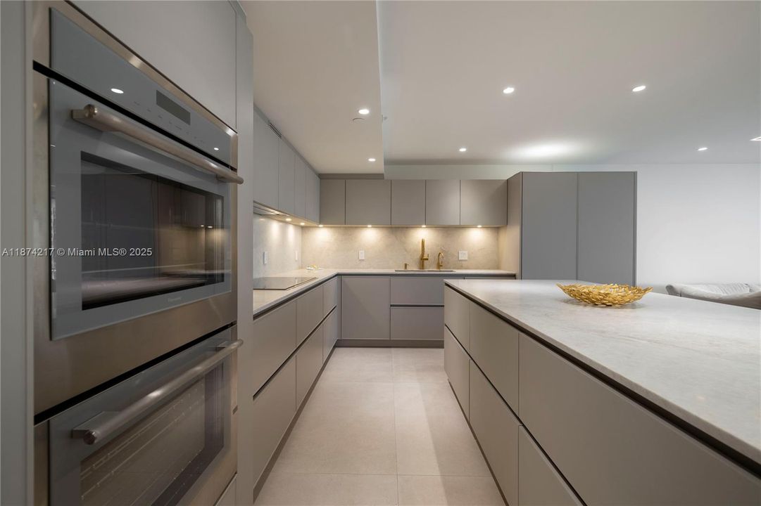 Activo con contrato: $11,950 (3 camas, 2 baños, 1735 Pies cuadrados)