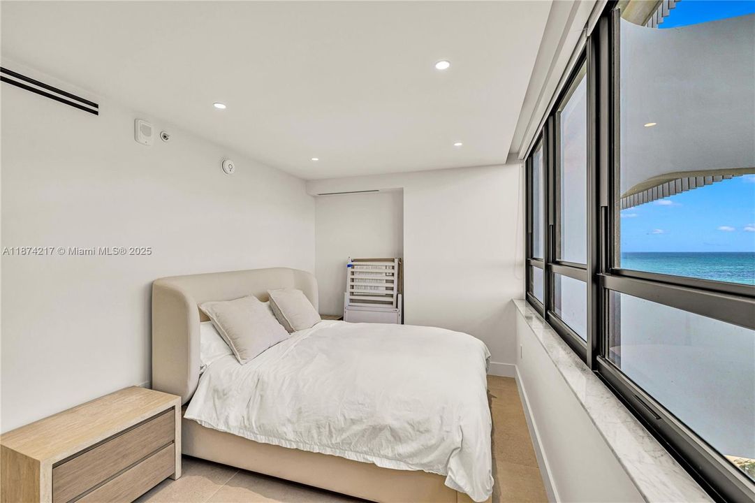 Activo con contrato: $11,950 (3 camas, 2 baños, 1735 Pies cuadrados)